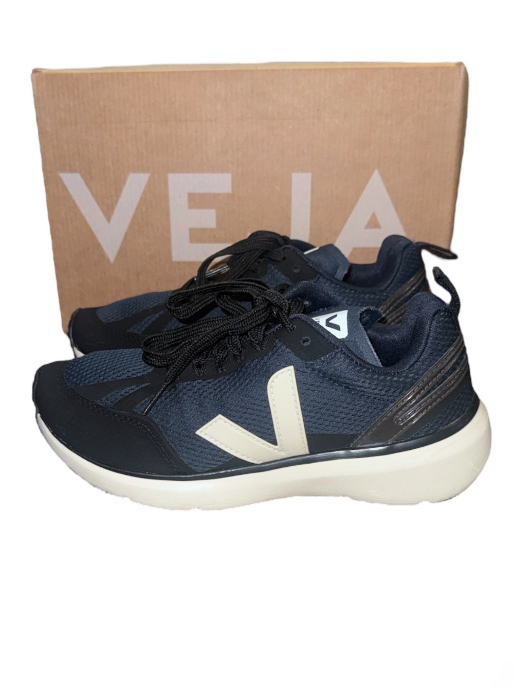 Authentic Veja designer signature sneakers tennis shoes fits sz 4 big boy